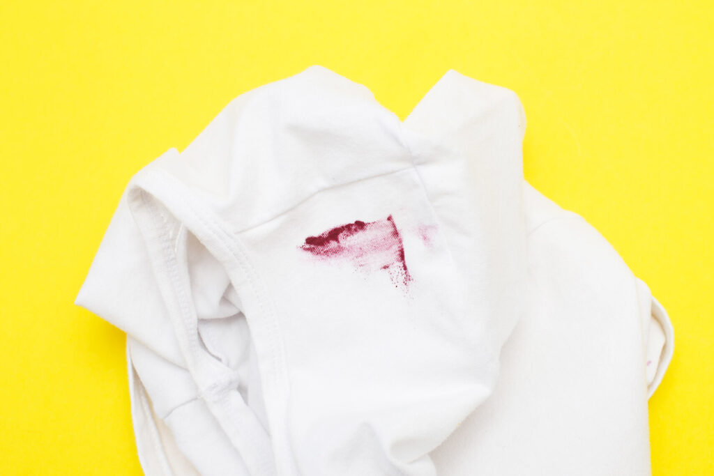 Aprenda no blogue do site do pronto a vestir casa rainha a eliminar as nodoas e mau cheiro da sua roupa nodoas de batom